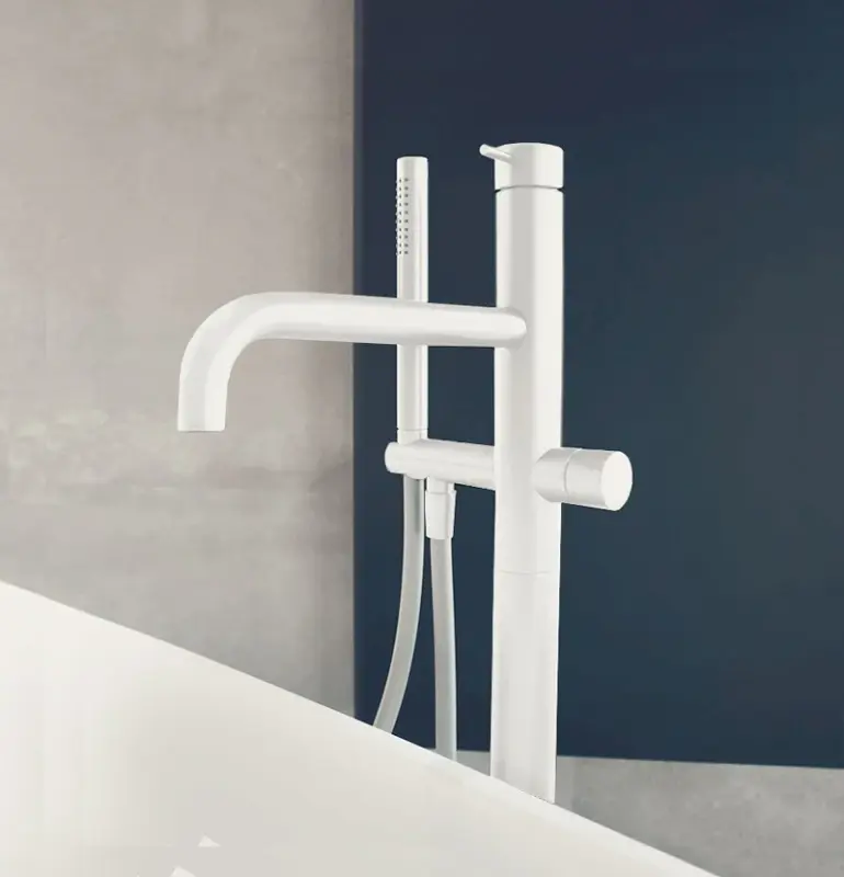 Waterevolution Flow freistehende Wannenbatterie mit Handbrause mattweiß T133BR