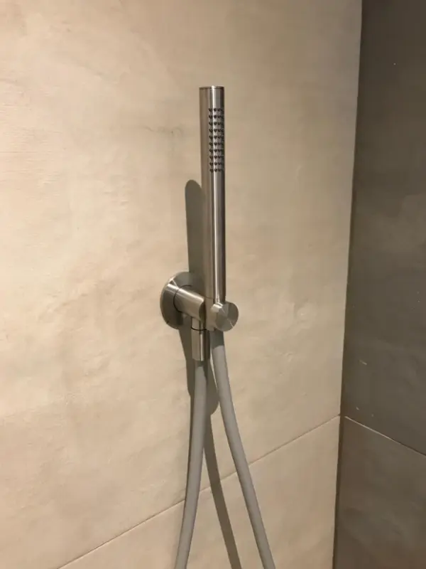 Waterevolution Flow Badgarnitur komplett mit Wandanschluss, vollständig aus Edelstahl T1621IE