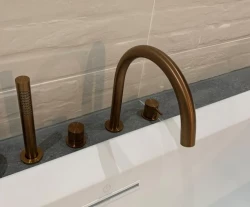 Waterevolution Flow Mitigeur de baignoire 4 trous pour montage sur le bord de la baignoire Cuivre brossé PVD T138CPE