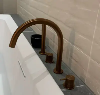 Waterevolution Flow Mitigeur de baignoire 4 trous pour montage sur le bord de la baignoire Cuivre brossé PVD T138CPE