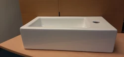OUTLET Blusani Flow fontaine en céramique blanche brillante, droite, 45 x 26 x 13 cm
