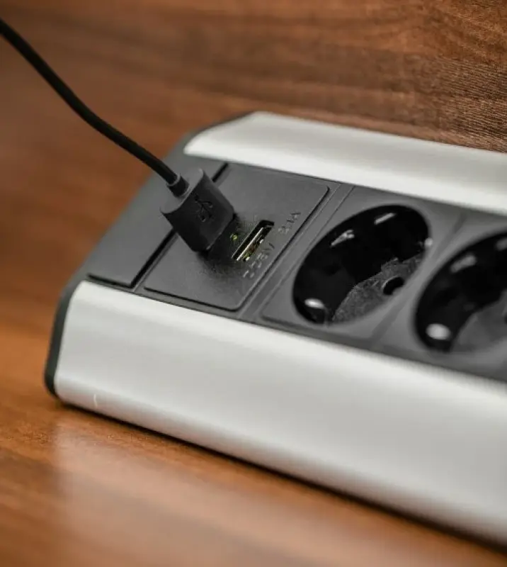 Indux Eck-Küchensteckdose mit 3 Schuko-Steckdosen und 2 USB-Ladegeräten 1208957431