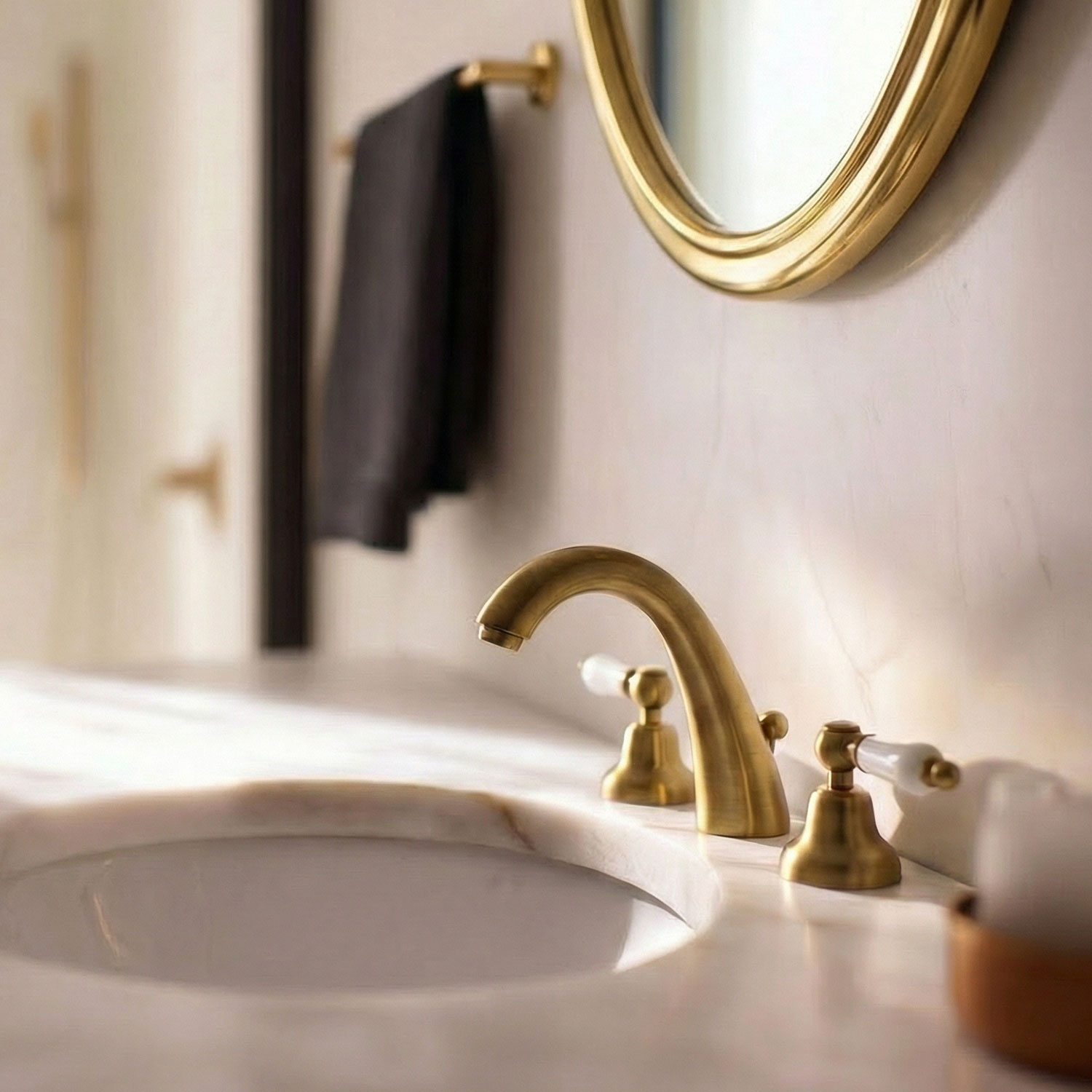 Mélanger les métaux : l'art de combiner les finitions dans la salle de bains